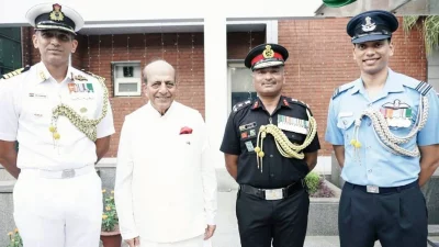 ঢাকায় ভারতীয় হাইকমিশনের সামনে দিনেশ ত্রিবেদী (ছবি: সংগৃহীত)