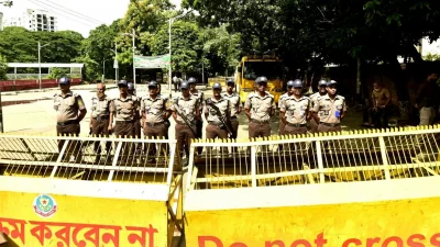 ধানমন্ডি ৩২ এ নিরাপত্তা জোরদার (ছবি: নাসিরুল ইসলাম)
