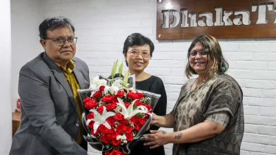 থাইল্যান্ডের রাষ্ট্রদূত থিতিপর্ন চিরাসাওয়াদিকে ফুলেল শুভেচ্ছা জানাচ্ছেন ঢাকা ট্রিবিউন সম্পাদক রিয়াজ আহমেদ ও বাংলা ট্রিবিউনের নির্বাহী সম্পাদক উদিসা ইসলাম