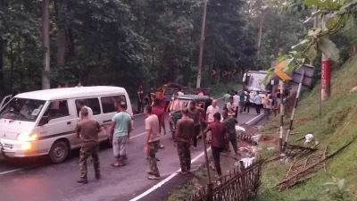 নিয়ন্ত্রণ হারিয়ে যাত্রীবাহী পিকআপ উল্টে যায়