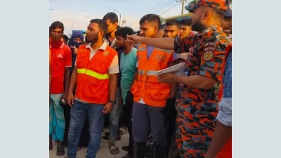 খবর পেয়ে নাওজোড় হাইওয়ে পুলিশ ও ফায়ার সার্ভিসের সদস্যরা ঘটনাস্থলে পৌঁছে নিহত ও আহতদের উদ্ধার করেন