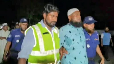 নাটোরে বাবার জানাজা ও দাফনে অংশ নিতে দুই ঘণ্টার জন্য প্যারোলে মুক্তি পেয়েছেন নিষিদ্ধ সংগঠন ছাত্রলীগের সাবেক নেতা রাকিবুল হাসান জেমস