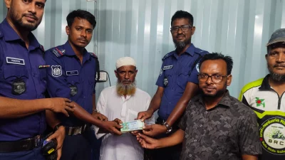 পুলিশের কাছ থেকে টাকা নিচ্ছেন ওই বৃদ্ধ