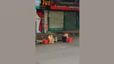 রাজধানীর নিউমার্কেটে যাওয়ার পথে এলিফ্যান্ট রোডের সড়কে কয়েকটি অবিস্ফোরিত ককটেল পড়ে থাকতে দেখা গেছে