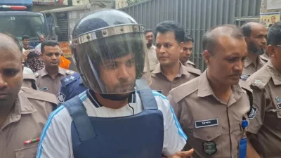 প্রাইভেটকারে অগ্নিকাণ্ডের ঘটনায় দায়ের করা সন্ত্রাসবিরোধী আইনের মামলায় সন্দিগ্ধ আসামি হিসেবে মেজর মো. সাদিকুল হককে (৩০) আদালতে নেওয়া হচ্ছে