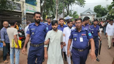 পুলিশের হেফাজতে আসামিরা