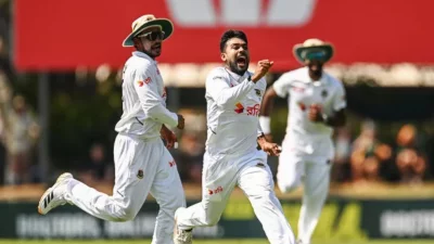 অস্ট্রলিয়ার বিপক্ষে প্রথম টেস্টে উইকেট পাওয়ার পর মেহেদী হাসান মিরাজের উল্লাস