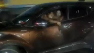 প্রাইভেটকার থেকে যুবকের এলোপাতাড়ি গুলি