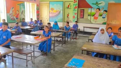 পরীক্ষার হলের প্রাথমিকের শিক্ষার্থীরা