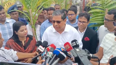 সাভারে সাংবাদিকদের সঙ্গে কথা বলেন স্থানীয় সরকার পল্লী উন্নয়ন ও সমবায় মন্ত্রণালয়ের প্রতিমন্ত্রী মীর শাহে আলম