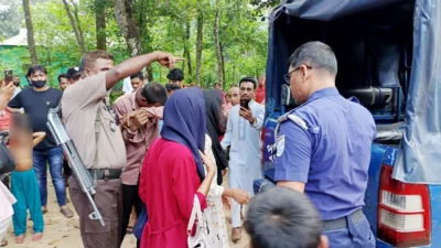 গাজীপুরের শ্রীপুরে ‘হানি ট্র্যাপ’ চক্র সন্দেহে তিন তরুণী ও এক তরুণকে আটক করে পিটুনি দিয়ে পুলিশে সোপর্দ করেছেন স্থানীয় লোকজন