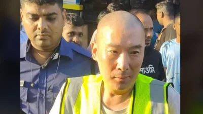 ঢাকার টঙ্গী এলাকার ইসলামী ব্যাংকের একটি শাখার এক গ্রাহকের অ্যাকাউন্ট হ্যাক করে সাত লাখ টাকা আত্মসাতের অভিযোগে চীনা নাগরিকসহ দুই জনকে ধরে পুলিশে দিয়েছেন যশোরের লোকজন