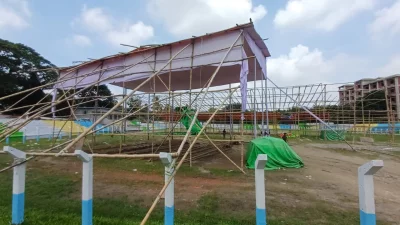 কনসার্টের মঞ্চ খুলে নেওয়া হচ্ছে