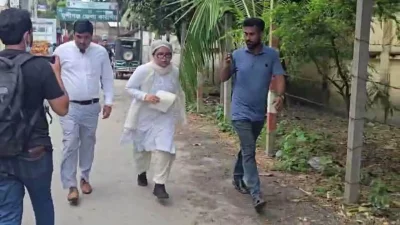মায়ের মুক্তির আবেদন নিয়ে কারাগার থেকে জেলা প্রশাসকের কার্যালয়ের দিকে যাচ্ছেন দীপু মনির মেয়ে