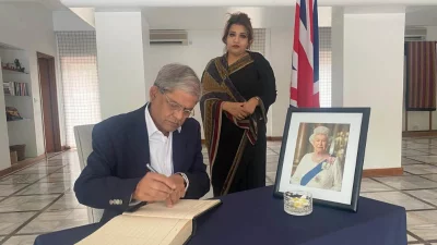 বিএনপির মহাসচিব ও এলজিআরডি মন্ত্রী মির্জা ফখরুল ইসলাম আলমগীর এবং পাশে দাঁড়িয়ে পররাষ্ট্র পতিমন্ত্রী শামা ওবায়েদ ইসলাম