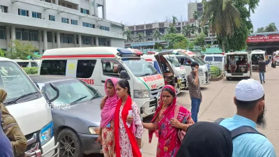 জরুরি বিভাগের সামনেসহ পুরো হাসপাতাল ক্যাম্পাসজুড়ে এখন অবস্থান করছে শতাধিক বেসরকারি অ্যাম্বুলেন্স