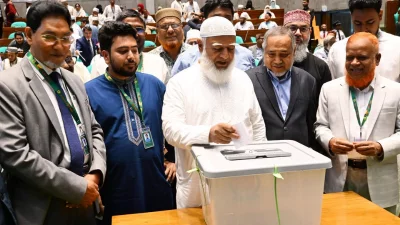 রাষ্ট্রপতি নির্বাচনে ভোট দিচ্ছেন সংসদে বিরোধীদলীয় নেতা ও জামায়াতে ইসলামীর আমির ডা. শফিকুর রহমান (ছবি: নাসিরুল ইসলাম)