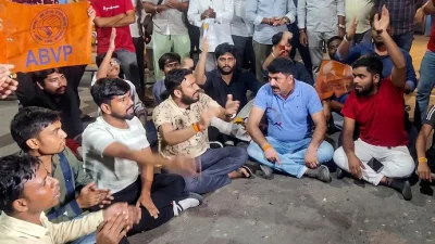 ক্যাম্পাসের বাইরে এবিভিপির বিক্ষোভ। ছবি: ইন্ডিয়া টুডে