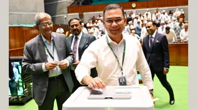 রাষ্ট্রপতি নির্বাচনে ভোট দিচ্ছেন প্রধানমন্ত্রী তারেক রহমান (ছবি: বাংলা ট্রিবিউন)