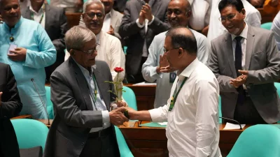 রাষ্ট্রপতি নির্বাচিত হওয়ার পর মির্জা ফখরুল ইসলাম আলমগীরকে অভিনন্দন জানাচ্ছেন প্রধানমন্ত্রী তারেক রহমান