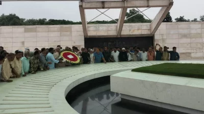 বিএনপির প্রতিষ্ঠাতা জিয়াউর রহমান ও সাবেক প্রধানমন্ত্রী খালেদা জিয়ার সমাধিতে শ্রদ্ধা নিবেদন করছেন পার্বত্য চট্টগ্রাম-বিষয়ক মন্ত্রণালয়ের নতুন মন্ত্রী সাচিং প্রু জেরী