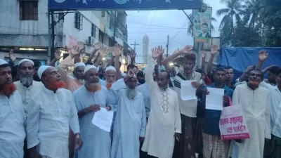 শ্রীপুর থানার সামনে গ্রামবাসীর বিক্ষোভ