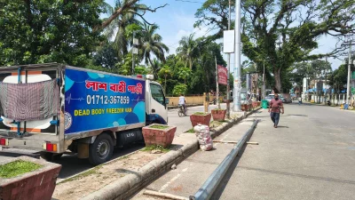 যশোরে পেট্রাপোল–বেনাপোল সীমান্তে মরদেহ বহনে অপেক্ষমাণ অ্যাম্বুলেন্স। ছবি: বাংলা ট্রিবিউন
