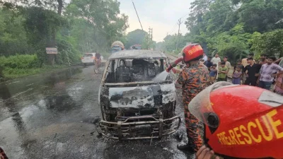 রাজবাড়ী সদর বসন্তপুরে ভাড়ায় চালিত একটি মাইক্রোবাসে হঠাৎ অগ্নিকাণ্ড ঘটেছে