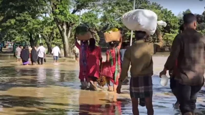 পানির কারণে ঘর ছেড়ে অন্যত্র আশ্রয় নিচ্ছেন বাসিন্দারা