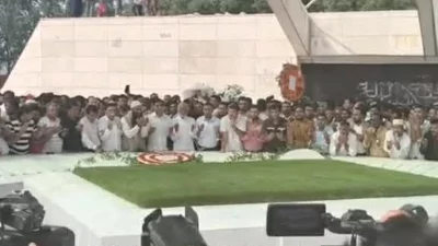 বিএনপির প্রতিষ্ঠাতা প্রয়াত রাষ্ট্রপতি জিয়াউর রহমান এবং সাবেক প্রধানমন্ত্রী খালেদা জিয়ার সমাধিতে শ্রদ্ধা জানাচ্ছেন মন্ত্রিসভার নতুন সদস্যরা