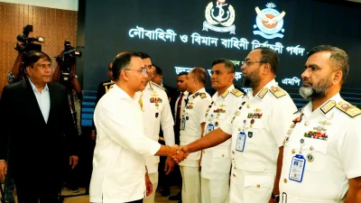 বিমান ও নৌবাহিনীর কর্মকর্তাদের সঙ্গে প্রধানমন্ত্রী তারেক রহমান