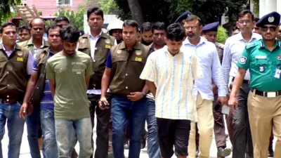 গ্রেফতার দুই আসামিকে নিয়ে যাচ্ছে পুলিশ