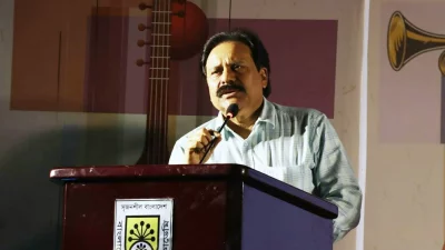 বাংলাদেশ শিল্পকলা একাডেমিতে অনুষ্ঠিত ‘বেণুকা’ অনুষ্ঠানে স্বাগত বক্তব্য রাখেন একাডেমির মহাপরিচালক রেজাউদ্দিন