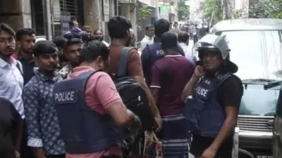 ডিবি গিয়ে ঘিরে ফেলে বনশ্রীর বাড়িটি