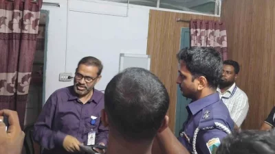 দুপুরে একটি ফোন পাওয়ার সঙ্গে সঙ্গে সরকারি হাসপাতালে রোগী দেখা বন্ধ করে বাইরের ডায়াগনস্টিক সেন্টারে রোগী দেখতে যান চিকিৎসা কর্মকর্তা, পরে ঘেরাও করে জনতা