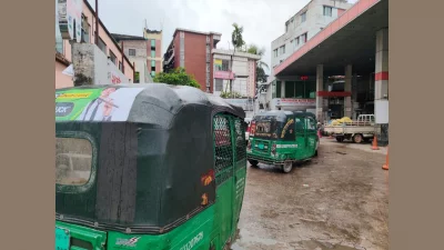 সিএনজি স্টেশনে অটোরিকশার দীর্ঘ সারি