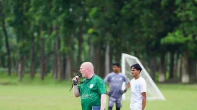 আবারও আলোচনায় ইংলিশ কোচ জেরার্ড জোন্স।