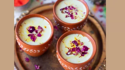 সুস্বাদু বাদাম-জাফরানি ঠান্ডাই। ছবি: সংগৃহীত