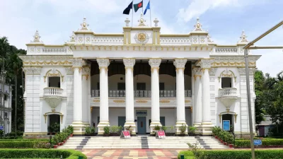 টাঙ্গাইলের মহেরা জমিদার বাড়ি। ছবি: উইকিপিডিয়া।