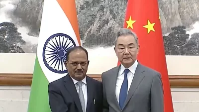 ভারতের জাতীয় নিরাপত্তা উপদেষ্টা অজিত কুমার দোভাল ও চীনের পররাষ্ট্রমন্ত্রী ওয়াং ই। ছবি: সংগৃহীত