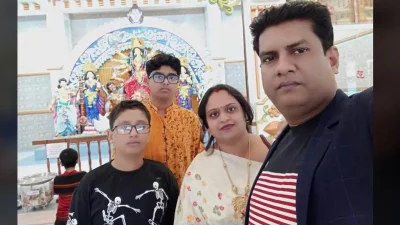 এস কে শিল্পালয়ের স্বত্বাধিকারী পিন্টু দাস, তার স্ত্রী রিমি দাস এবং তাদের দুই ছেলে