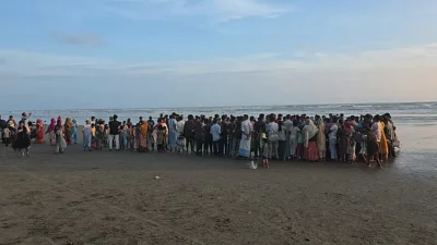 লাশ উদ্ধারের পর দেখতে ভিড় করেন মানুষ