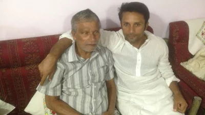 খালেদ মাসুদ পাইলট ও তার বাবা শামসুল ইসলাম। ছবি: সংগৃহীত
