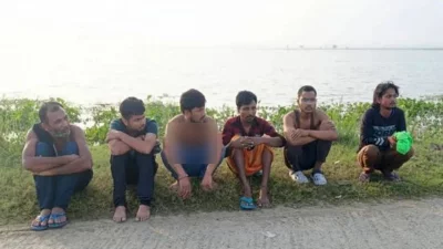 বাংলাদেশে প্রবেশে বাধা পেয়ে সীমান্তের শূন্যরেখায় অবস্থান করছেন সেই ৬ জন