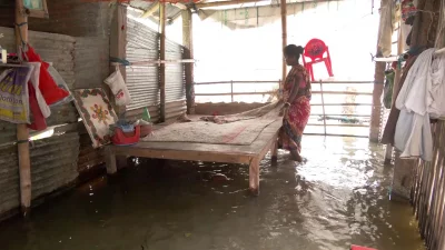 বৃষ্টি হলেই চারদিকে থইথই পানি। বাড়ির উঠান, ঘর, গোয়ালঘর, রান্নাঘর—সবই পানির দখলে চলে যায়; এটি ভবদহের জলাবদ্ধতার চিত্র