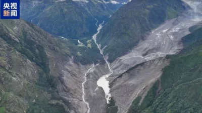 চীনা কর্তৃপক্ষের মতে, প্রায় ২০ লাখ ঘনমিটার পানি ধারণ করা এই হ্রদটি ইতোমধ্যেই উপচে পড়ছে। ছবি: সিসিটিভি