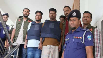 চট্টগ্রামের ফটিকছড়িতে ওয়াশরুমের ফলস ছাদে লুকিয়ে থাকা দুর্ধর্ষ সন্ত্রাসী মোবারক হোসেন ওরফে ‘গলা কাটা মোবারককে’ গ্রেফতার করেছে পুলিশ