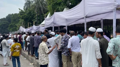 জুলাই জাদুঘরের সামনে দর্শনার্থীদের ভীড় (ছবি: বাংলা ট্রিবিউন)