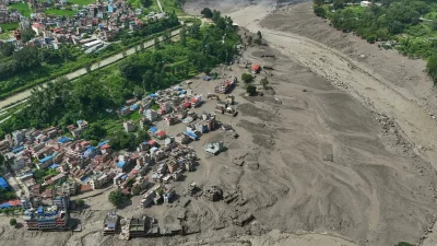 নেপালের আকস্মিক বন্যার পর ক্ষতিগ্রস্ত ঘরবাড়ি। ছবি: এপি