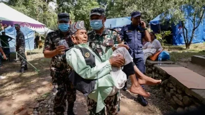 উদ্ধার কাজ চলছে (ছবি: বিবিসি)